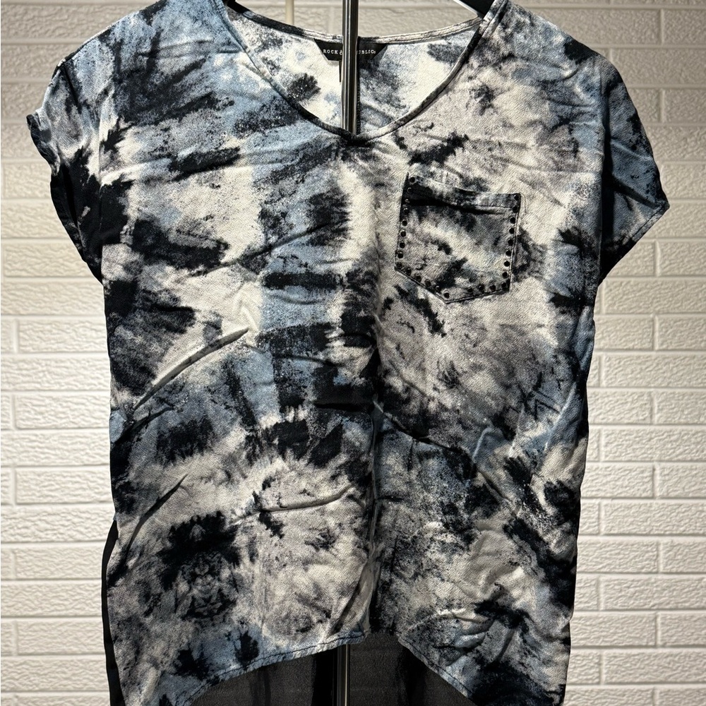 Rock & Republic Black and White Asymmetrical Cap Sleeve Tee‎